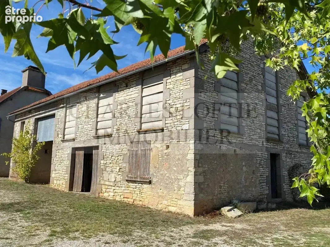 Ancien corps de ferme avec nombreux bâtiments sur 2 ha de terrain, avec belles vues sur la campagne environnan - photo 3