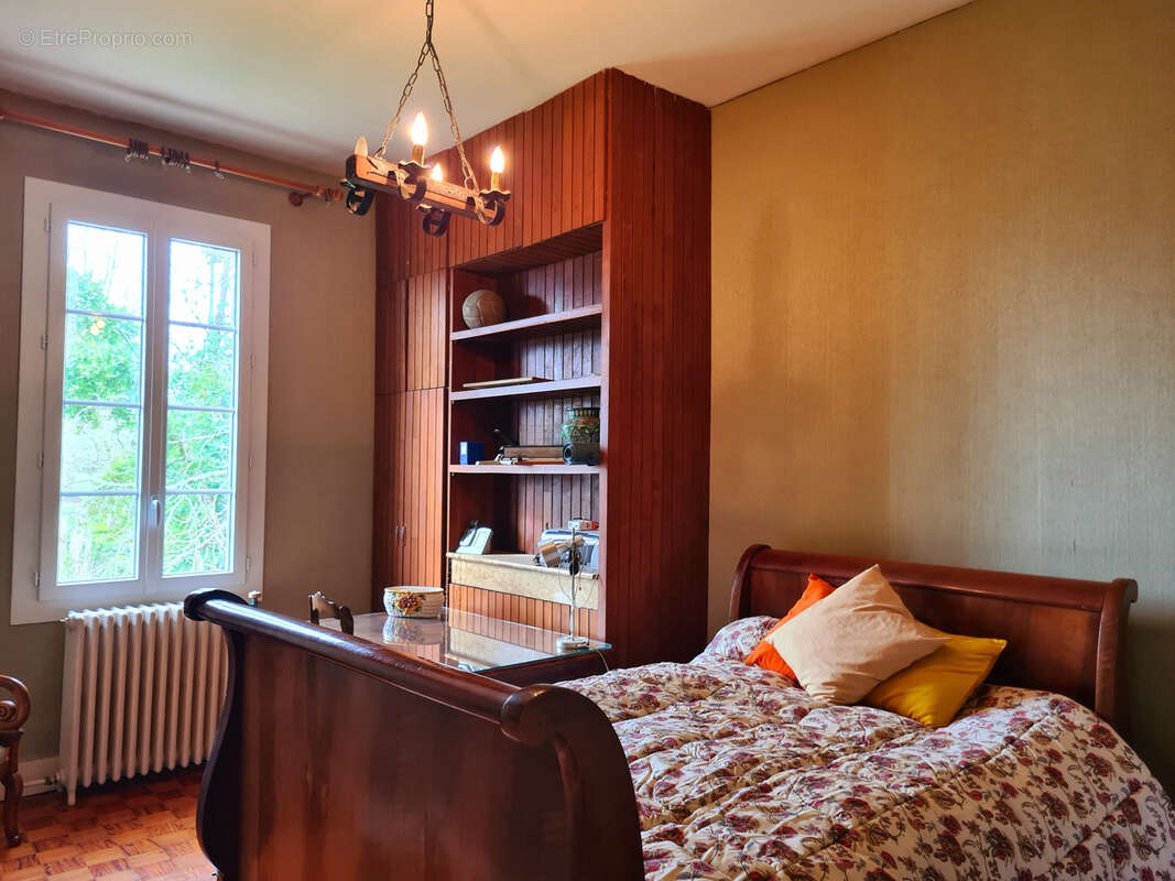 Maison à SAINT-MEDARD-DE-GUIZIERES