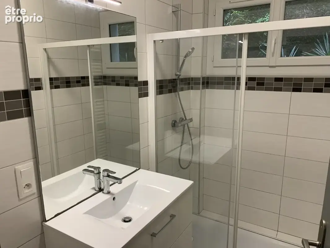 salle d'eau T2 rdc expo OUEST avec douche type Italienne