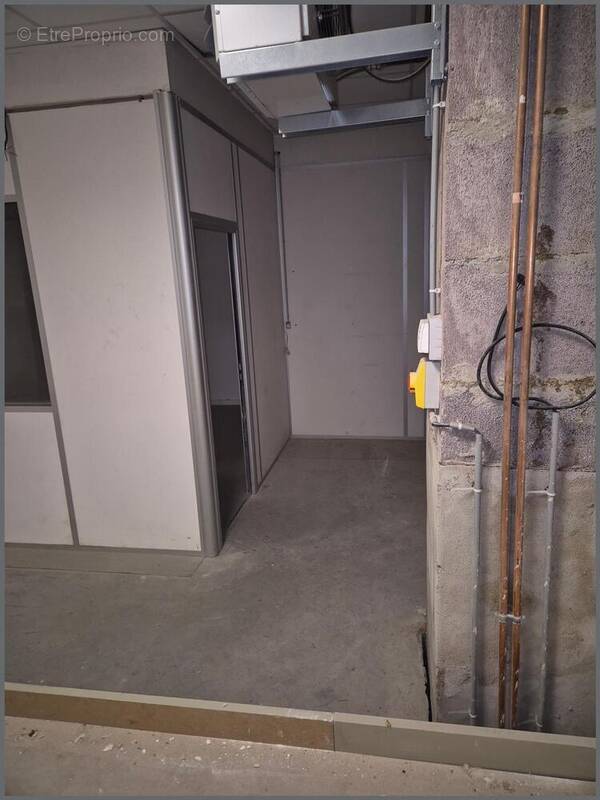 Photo 1 - Commerce à CRAPONNE