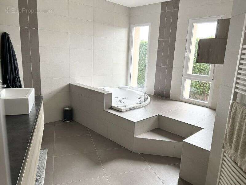 Maison à MONTROND-LES-BAINS