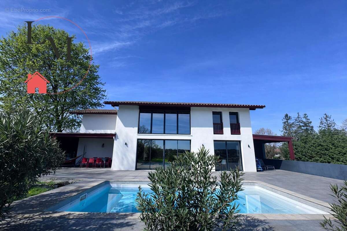 Maison à AMENDEUIX-ONEIX