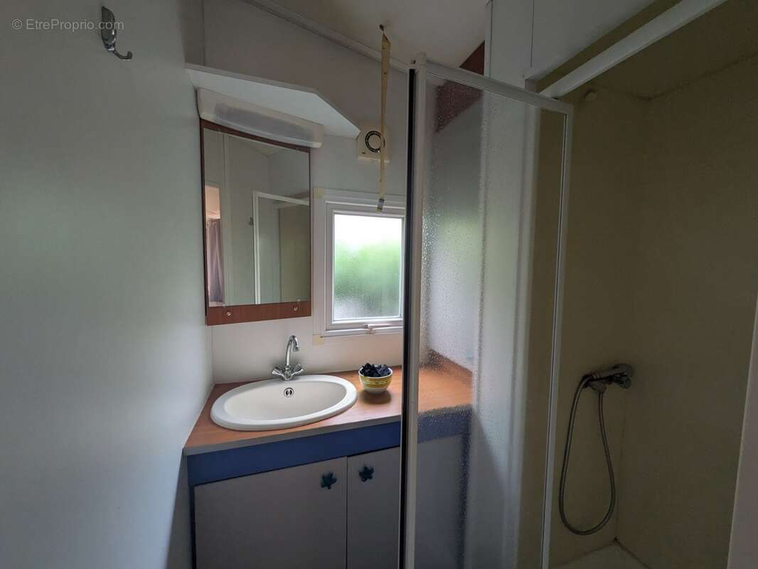 Ambon mobil-home de 26m² environ 2 chambres avec terrasse bois sur l'extérieur et abris de jardin parcelle de 200m² environ - photo 8