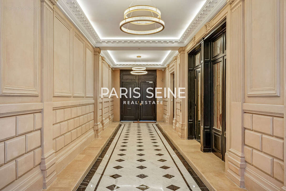 Appartement à PARIS-8E