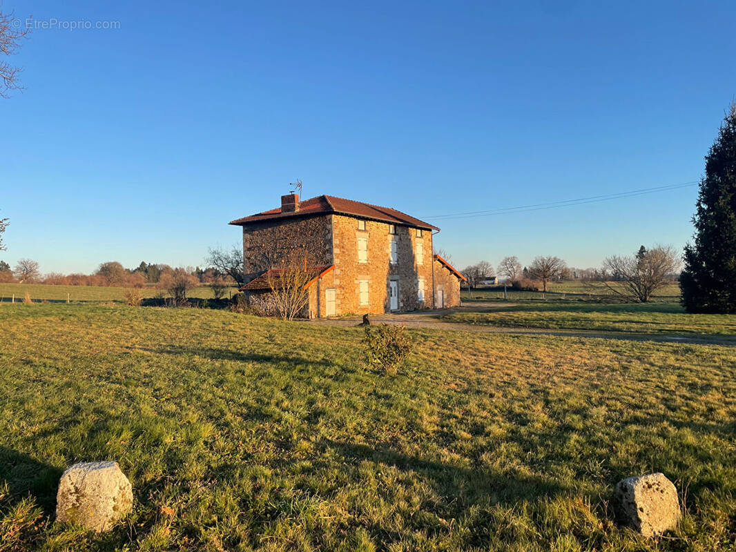 Maison à SAINT-LEONARD-DE-NOBLAT