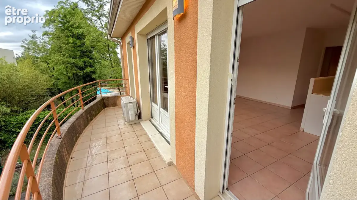 APPARTEMENT de type T4 résidentiel, avec parkings privatifs et sécurisés. - photo 3