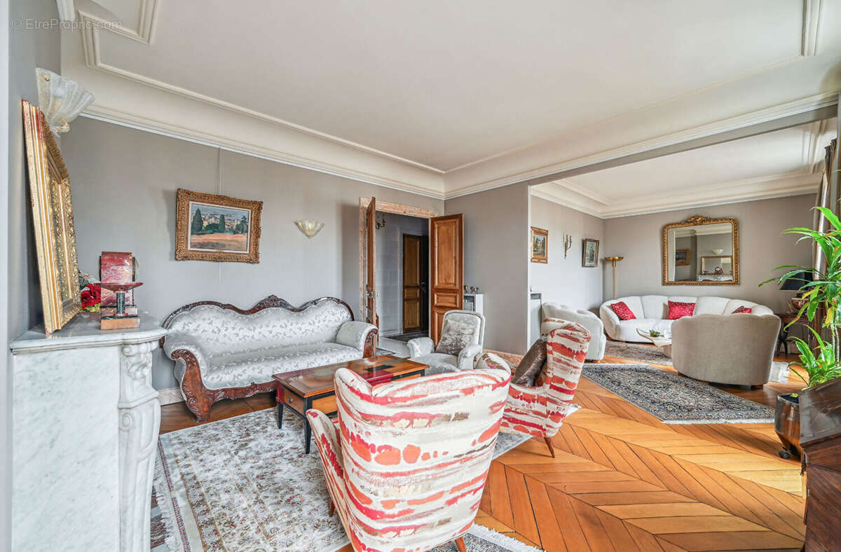 Appartement à PARIS-16E