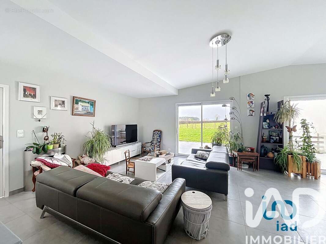 Maison 168 m² à La Chapelle-Baton  - photo 7