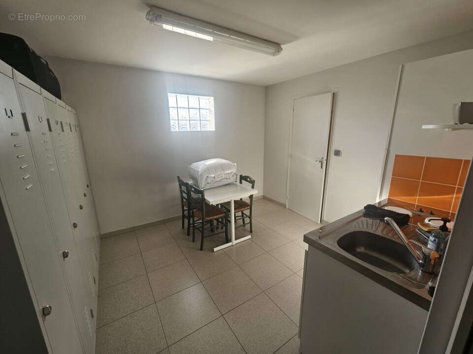 Commerce à PONT-SAINTE-MARIE