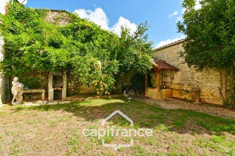 Maison à vendre 10 pièces BIGNAY (17), proche ST JEAN D'ANGELY et ses commerces, avec jardin, piscine et garage - photo 23
