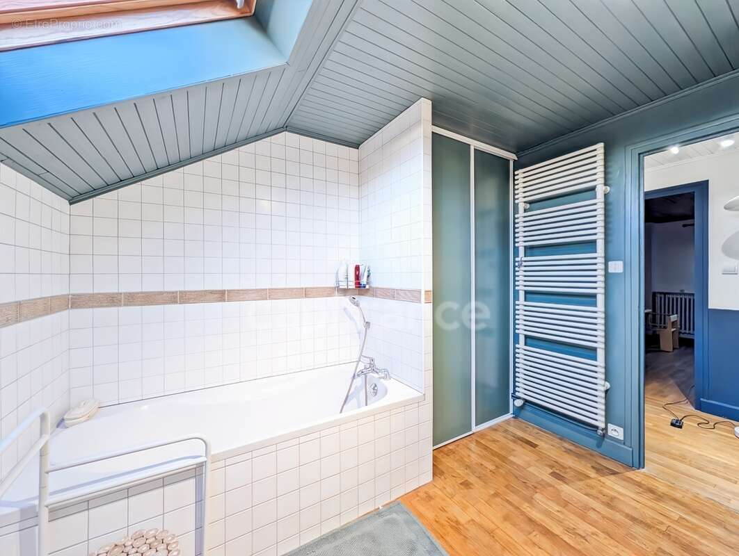 A vendre à 5 mn de Chalon-Sur-Saône (71) cette villa authentique de 189 m² 7 pièces 5 chambres 1 bureau et terrain de 2310 m² - photo 17