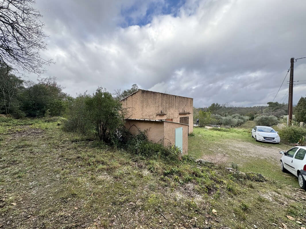Terrain à MEOUNES-LES-MONTRIEUX