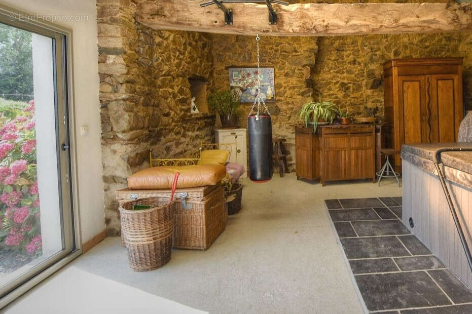Maison à LA ROCHE-DERRIEN