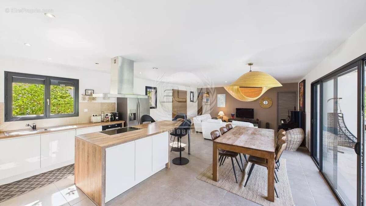 Maison à PLAN-DE-LA-TOUR