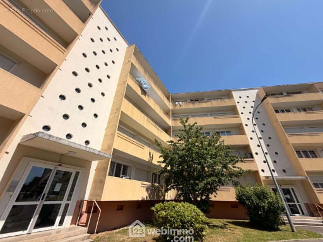 Dans un immeuble idéalement situé, découvrez cet appartement d'une surface de 78 m² - Appartement à LAON