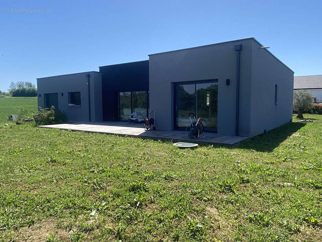 Maison à REMEREVILLE