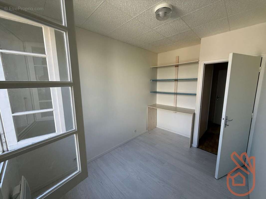 Pavillon de 140 m² divisé en 2 appartements de 2 et 4 pièces avec jardin et garage - photo 6