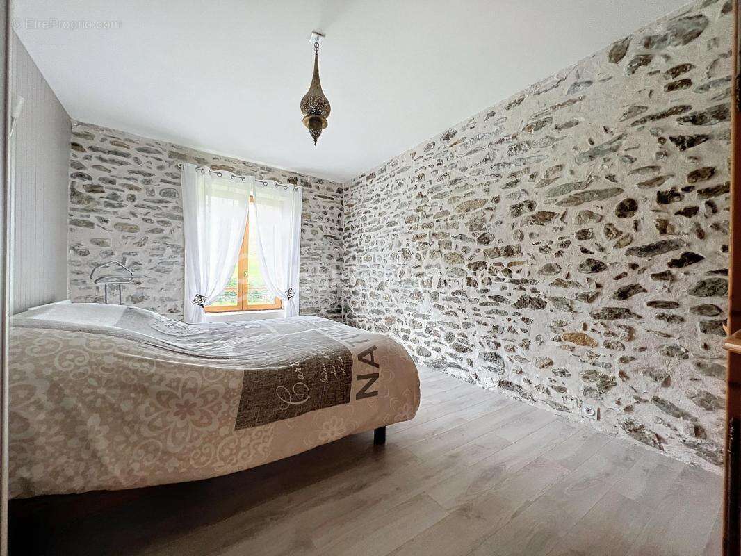 Maison à SAINT-MARTIN-DE-LA-CLUZE