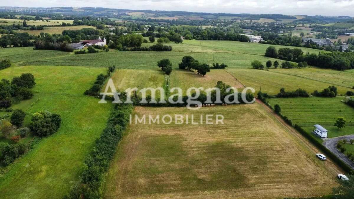 Terrain à VIC-FEZENSAC