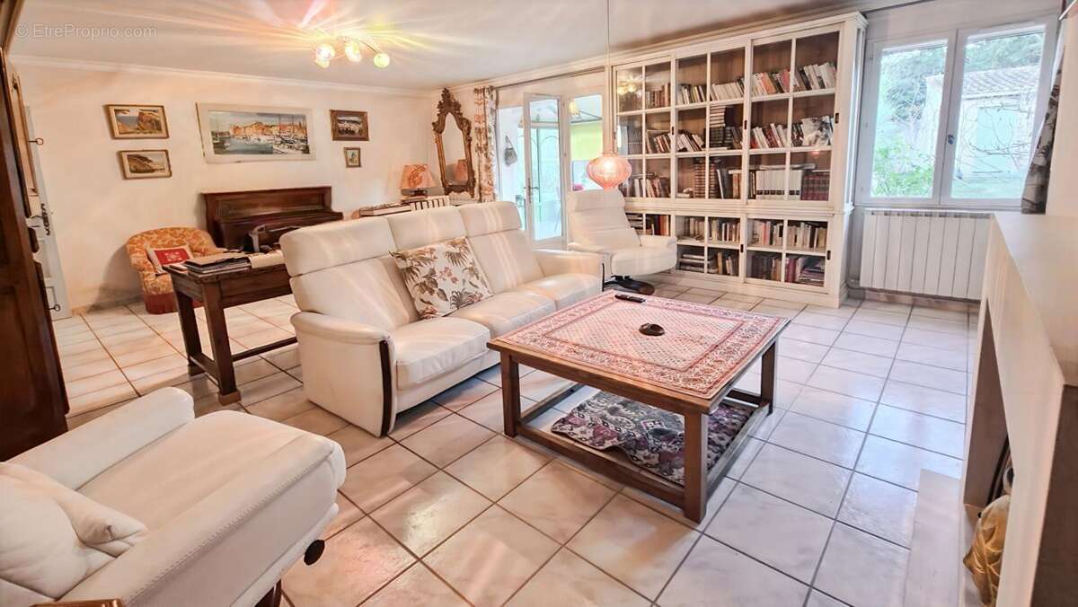 SAINT-SATURNIN LES AVIGNON Maison  7 pièce(s)  155 m² 449 000 - photo 6