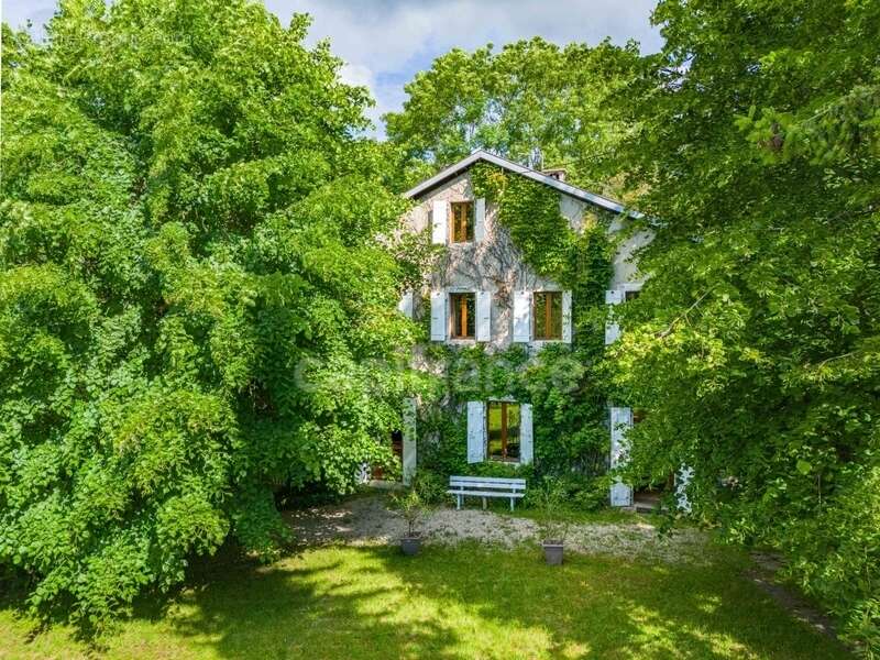 Dpt Ain (01), à vendre proche de GEX  maison P6 de 197 m² - Terrain de 1300 m² - photo 4