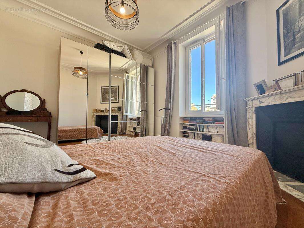 Appartement ancien T 4 - 89 m²- centre-ville - 2 chambres- Balcons, Cave - photo 12