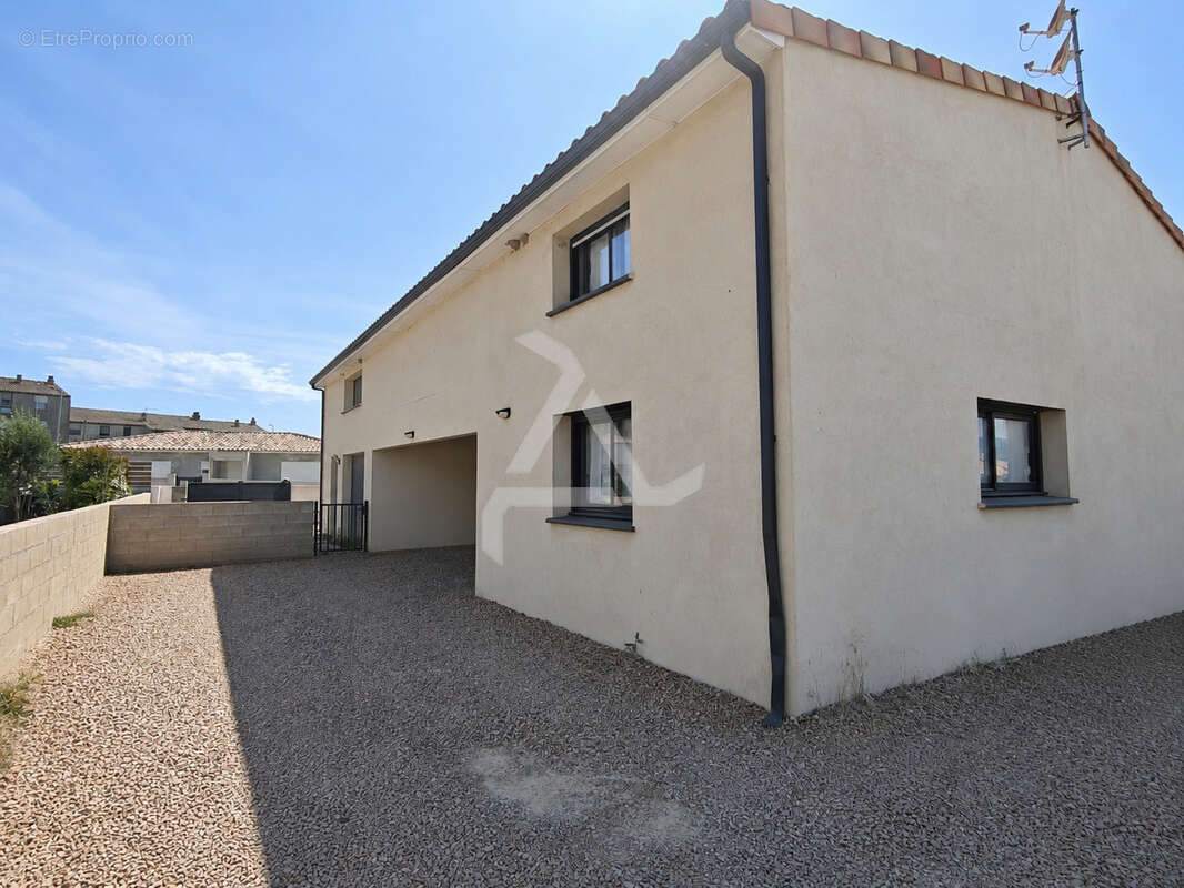 À proximité immédiate des plages et de l'aéroport de figari, maison récente avec 3 appartements - photo 18