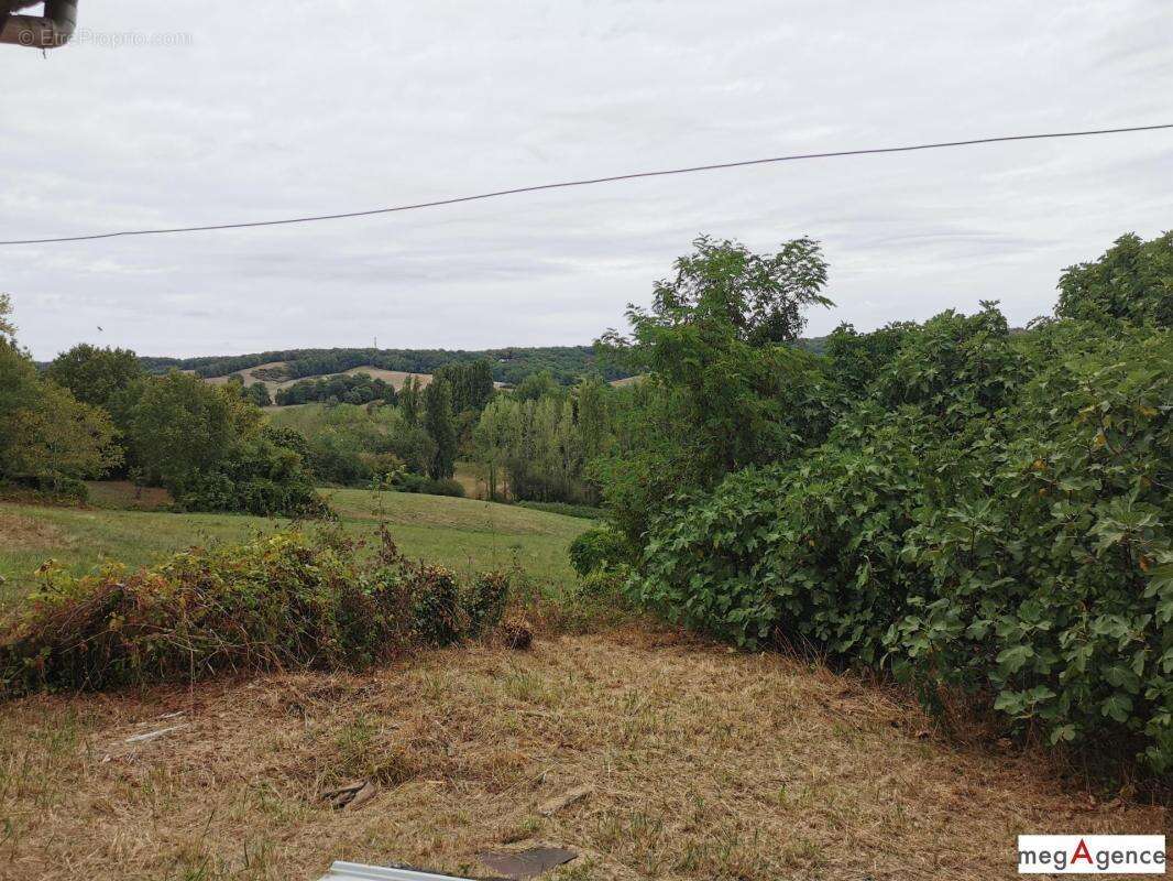 Maison ancienne mitoyenne centre village avec jardin - photo 5