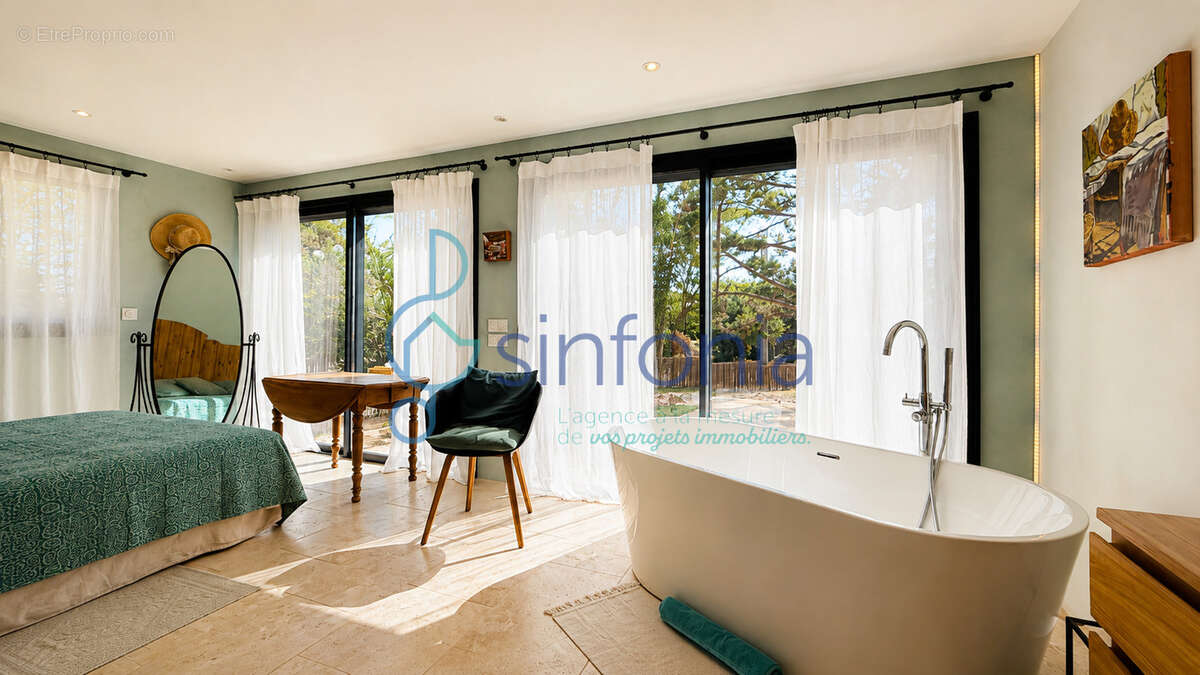 À seulement 7 km d'Uzès, une propriété d'architecte où l'élégance rencontre l'art de vivre. - photo 7