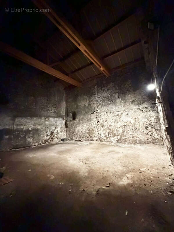 Rare à riom   grand garage / grange avec fort potentiel - photo 2