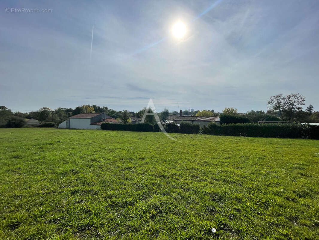Terrain à FONTENAY-LE-COMTE