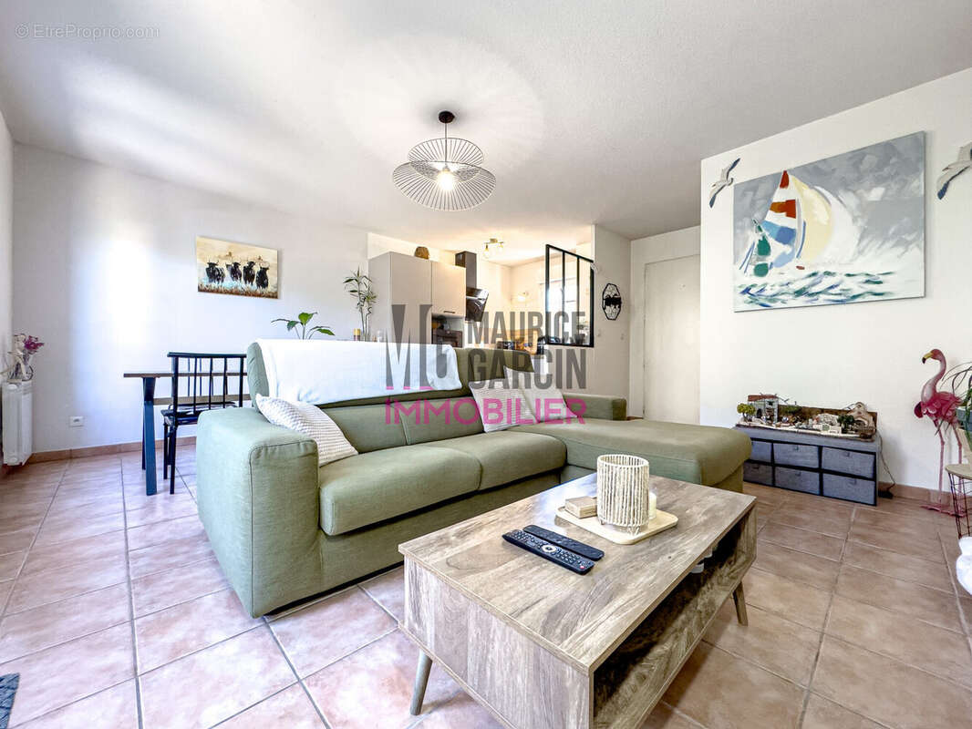 Salon et cuisin e - Maison à LORIOL-DU-COMTAT