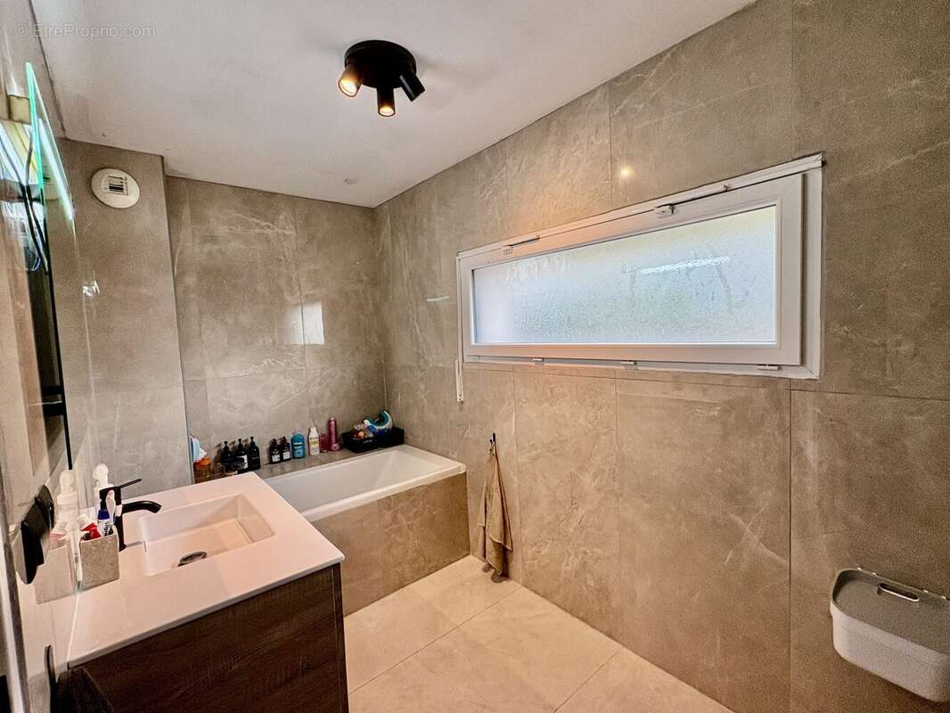 Maison 84 m² à Croix  - photo 6