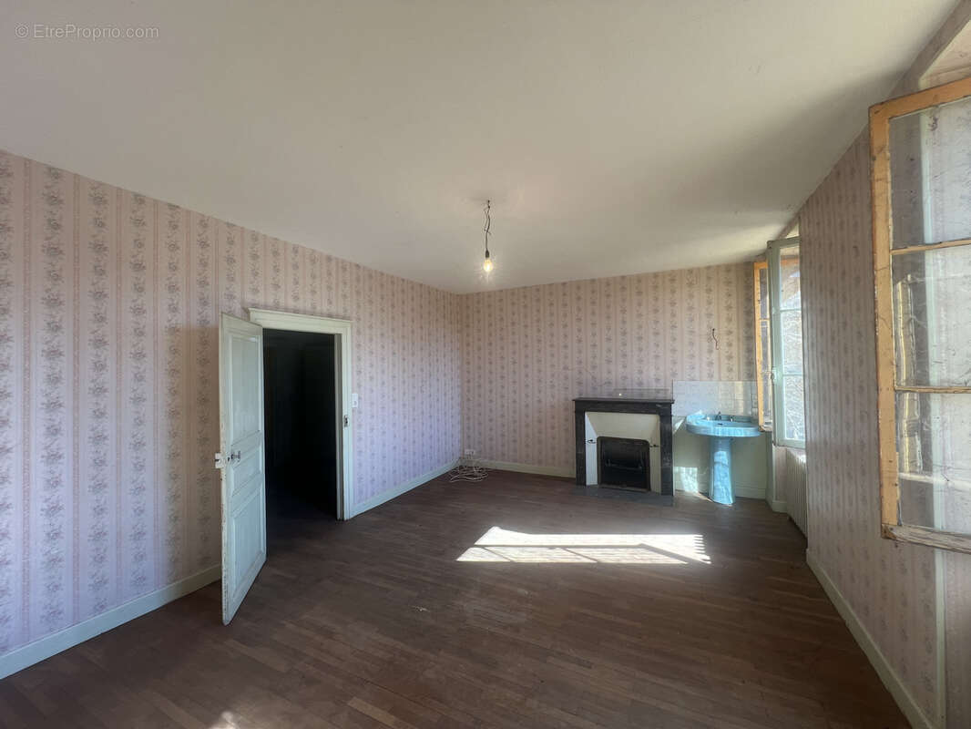 Maison de bourg avec dépendance et terrain - photo 11