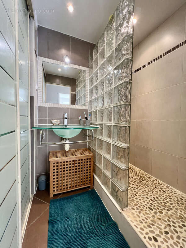 Appartement 88m2- dernier étage- balcon- cave - parking - photo 9