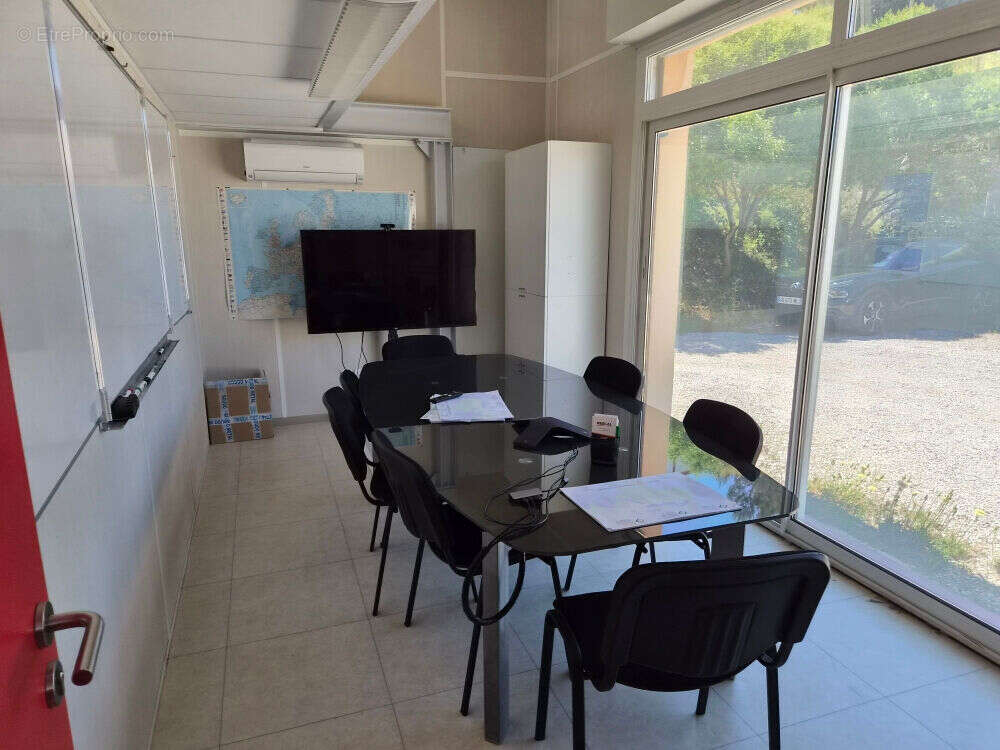 Local d'activite  r+1 de 187 m² zone ecopolis martigues 13500 - photo 7