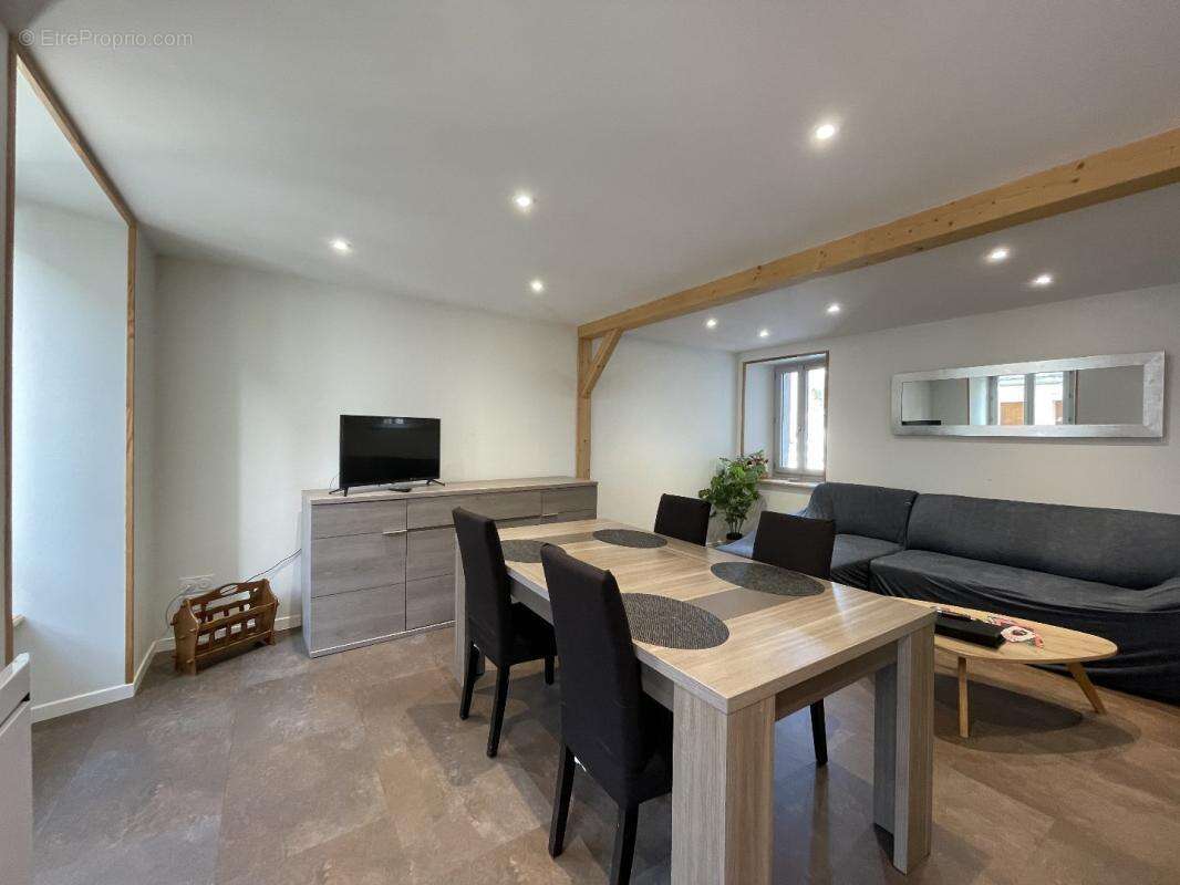 Appartement à VIC-SUR-CERE