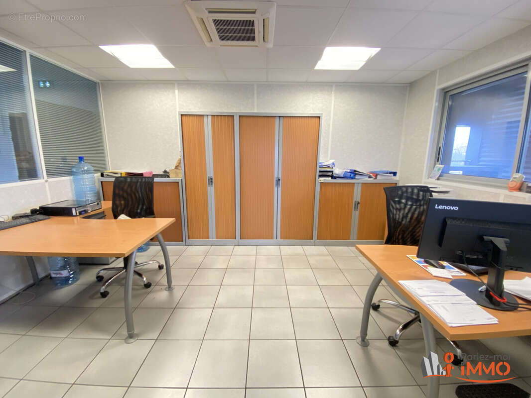 Commerce à VAULX-MILIEU