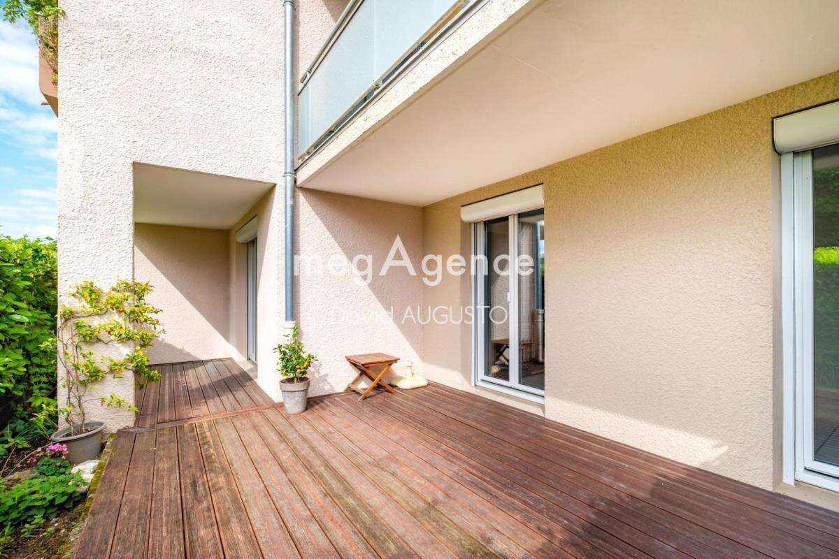 Appartement à LA TOUR-DE-SALVAGNY