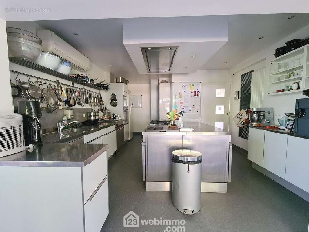 Voici la cuisine de 19 m² avec un équipement professionnel.