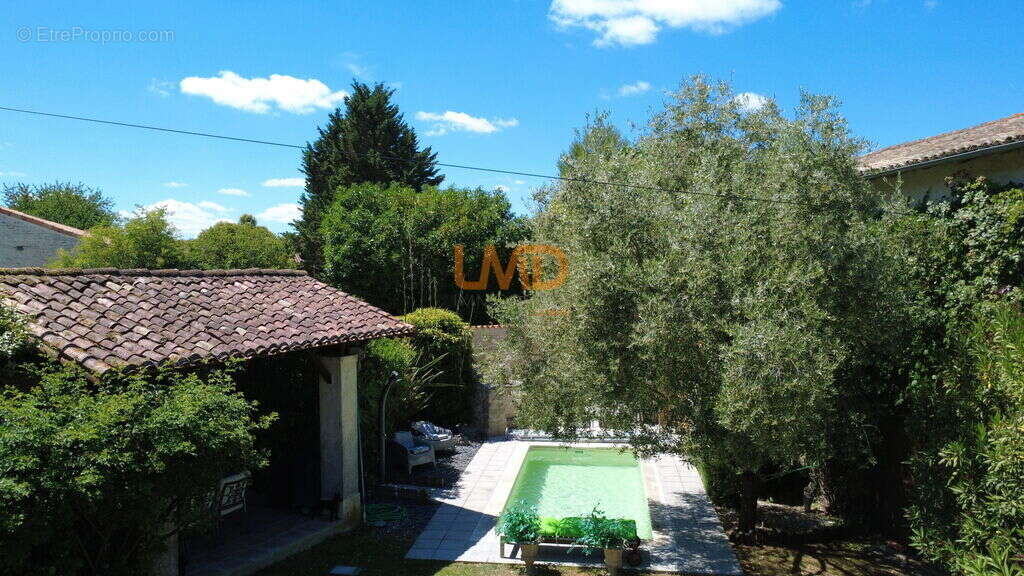 Maison de charme avec piscine et dépendances – 218 m² – (17400) - photo 19