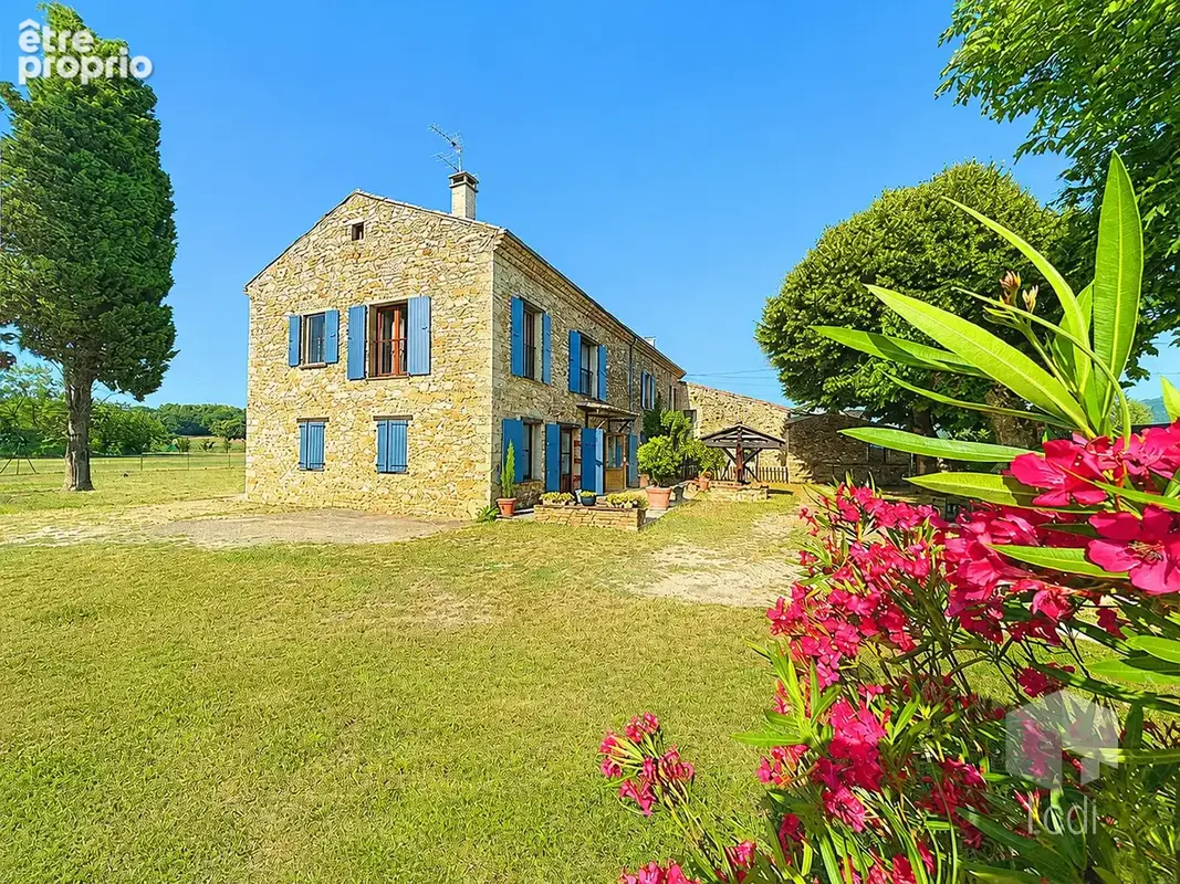 CHAROLS, propriété de 365 m2 sur un terrain 2 hectares - photo 4