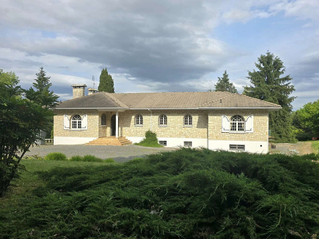 Maison à ROULLET-SAINT-ESTEPHE