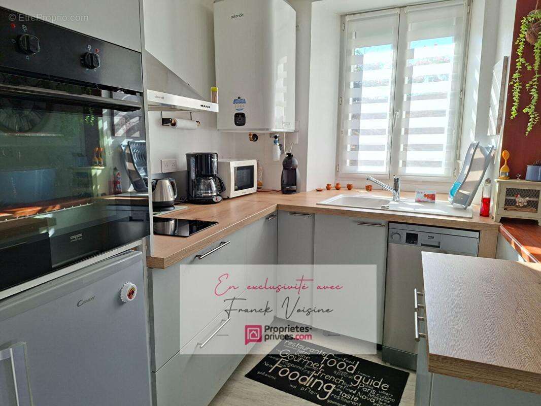 A VENDRE en Exclusivité à Saint Michel Mont Mercure, Maison de centre-ville entièrement rénovée avec 2 chambres et terrain non a - photo 3