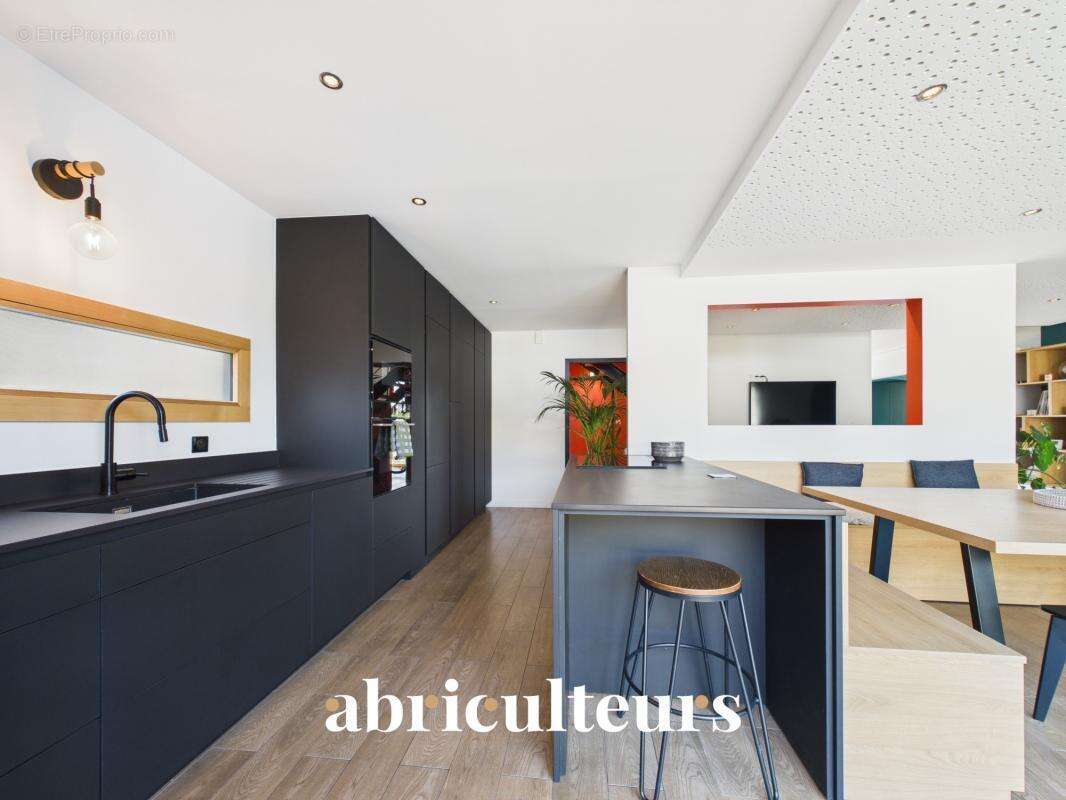 Maison familiale d'architecte de 219M2 en vente à Rezé, rue de l’Aérodrome (44400) - photo 7