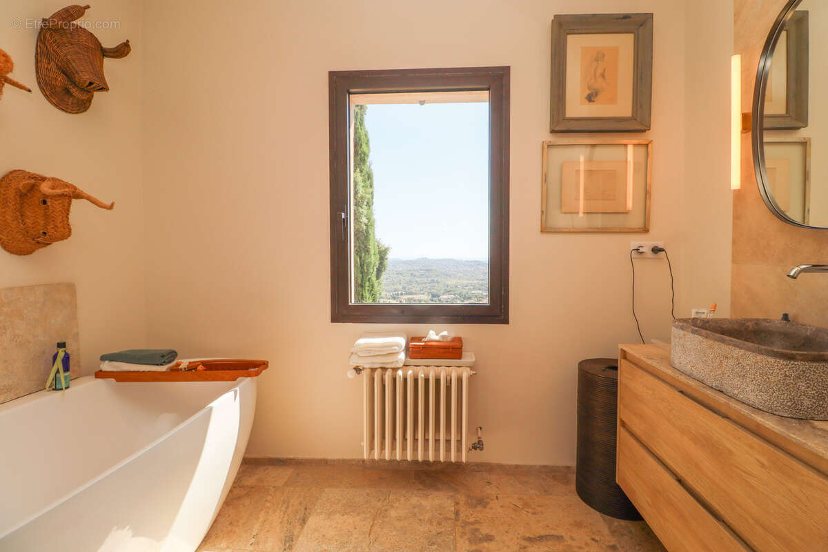 Maison à CHATEAUNEUF-GRASSE