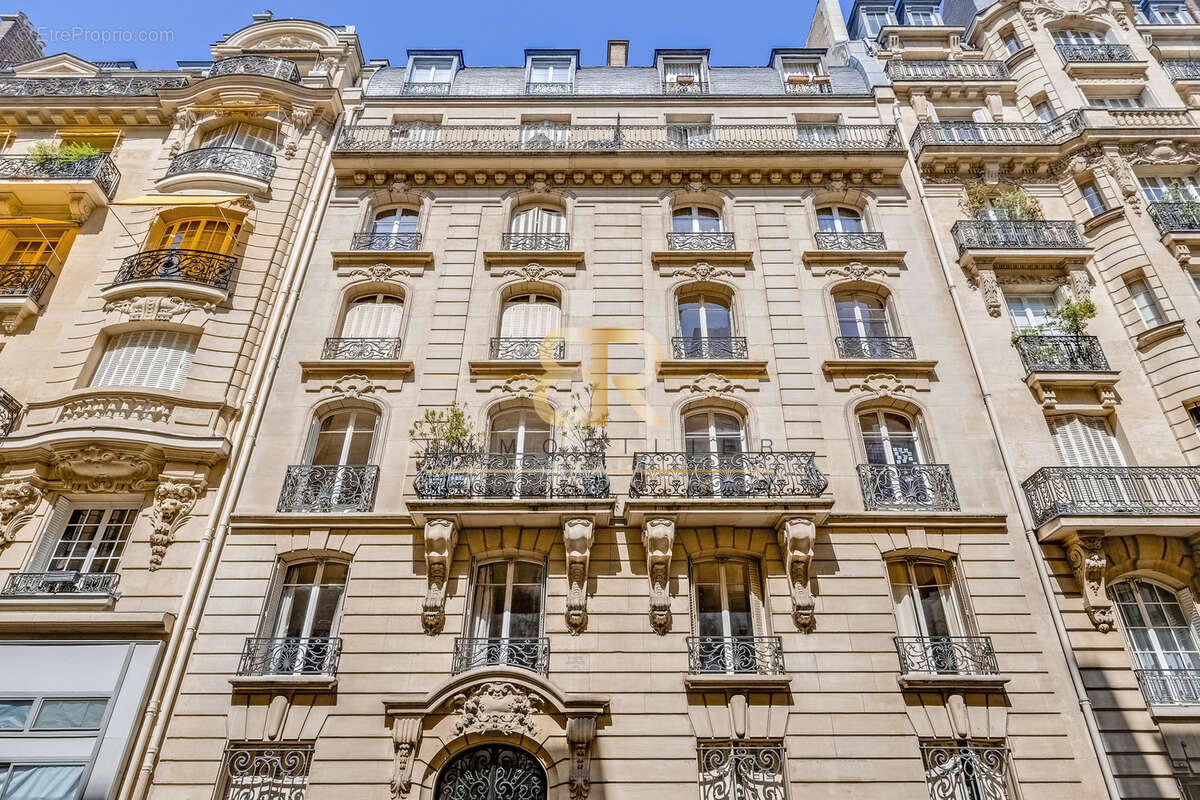 Appartement à PARIS-17E