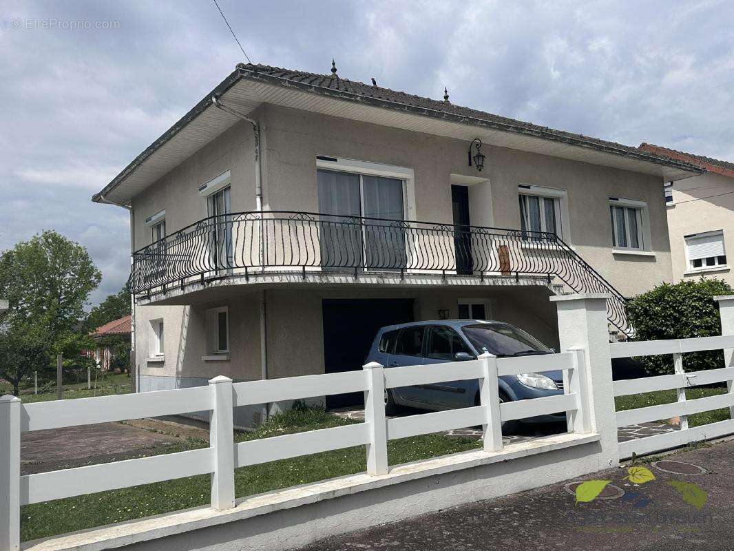 Maison à SAINT-LEONARD-DE-NOBLAT