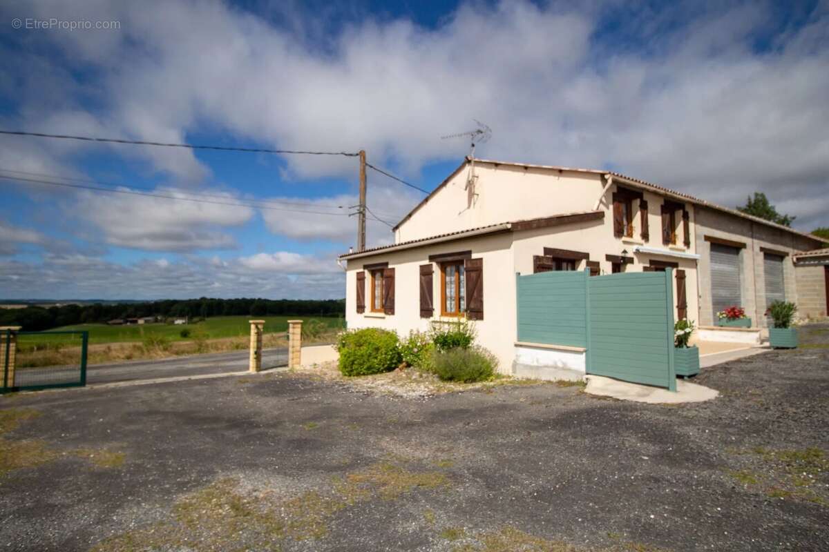 Maison à GARDES-LE-PONTAROUX