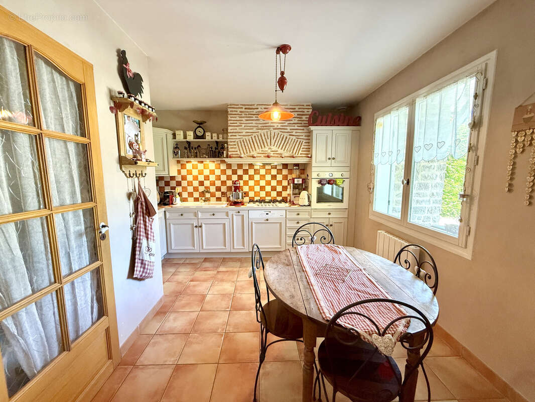 Maison à CRUZILLES-LES-MEPILLAT